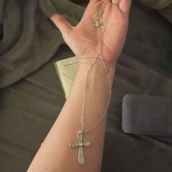 White OPAL CROSS & SILVER CHAIN - Picture 7 of 7